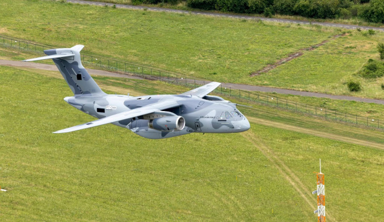 V Praze přistál první ze dvou transportních letounů Embraer pro českou armádu