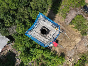 FOTO: Opravy komína v Kuklenách: Kvůli bezpečnosti přijde o tři metry výšky