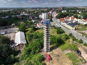 FOTO: Opravy komína v Kuklenách: Kvůli bezpečnosti přijde o tři metry výšky