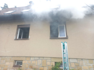 Požár rodinného domu v Trutnově si vyžádal lidský život. Příčina se vyšetřuje