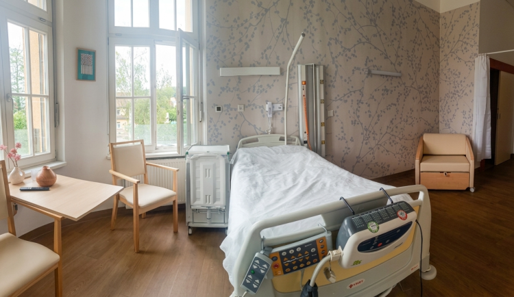 Jičínská nemocnice připravila na interním oddělení nové zázemí pro těžce nemocné pacienty, kteří chtějí poslední dny života strávit v soukromí se svými nejbližšími.