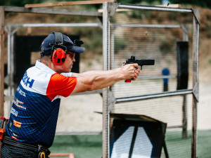 Elitní policista z Hradce je mistrem Evropy v dynamické střelbě
