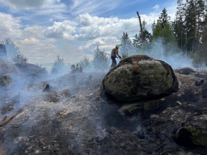 Neuhašený oheň může změnit les v popel. Hasiči varují před častou chybou