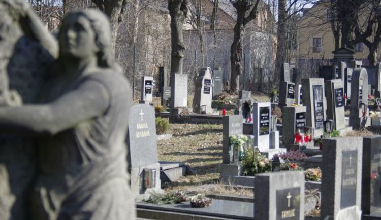 V létě v Česku zemře méně lidí než v zimě. Za vyšší úmrtností stojí nemoci i počasí