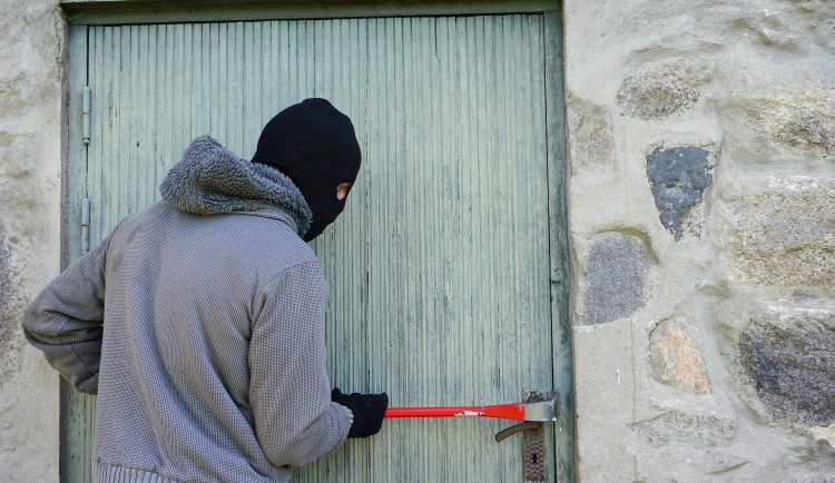 Fotky z dovolené počkají. Policisté radí, jak ochránit svůj domov před zloději