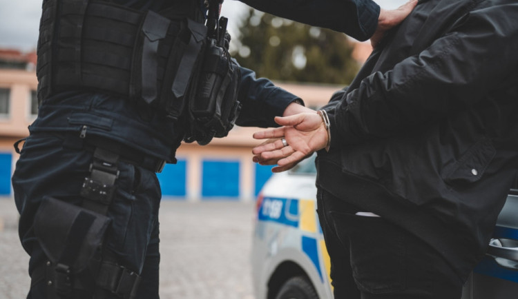 Policie dopadla dva recidivisty. Jeden vykrádal provozovny, druhý kradl přepravky na pivo
