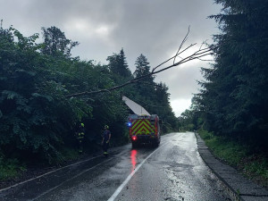 Déšť zaměstnal hasiče hlavně na Náchodsku. Čerpali vodu i odstraňovali popadané stromy