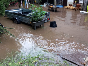 Déšť zaměstnal hasiče hlavně na Náchodsku. Čerpali vodu i odstraňovali popadané stromy