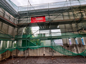 Pod sítěmi a lešením začíná záchrana hradeckého Gočárova schodiště