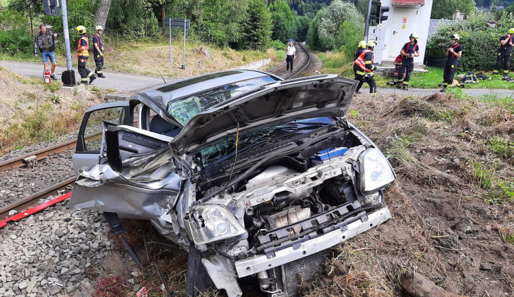 Srážka vlaku s osobním autem mezi Tanvaldem a Smržovkou. Řidič skončil v nemocnici