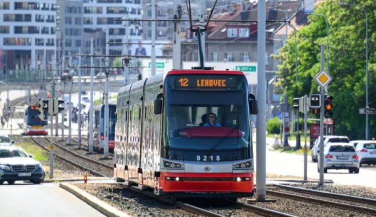 Úleva pro cestující v Praze. Přes 120 tramvají dostane dodatečnou klimatizaci za 396 milionů korun