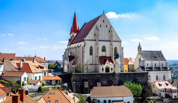 Příměstské části Znojma nyní mají vlastní znaky a vlajky odkazující na historii