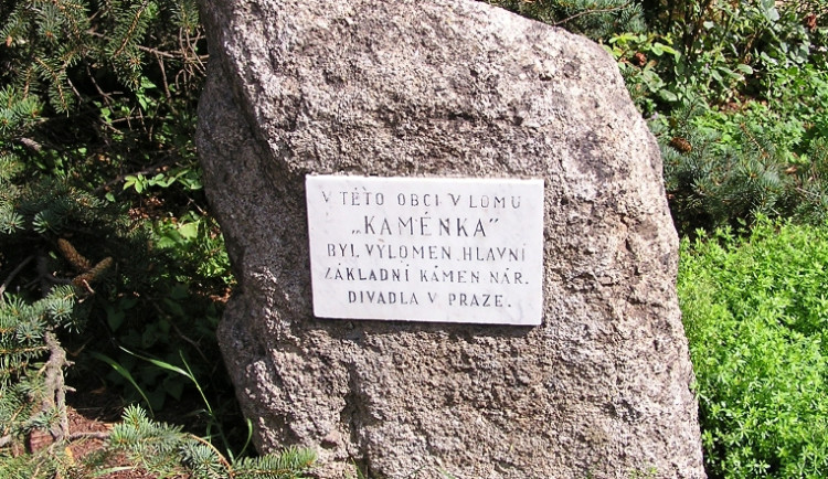 Měl být z Řípu, dorazil z Radhoště. Základní kámen Národního divadla má překvapivý příběh