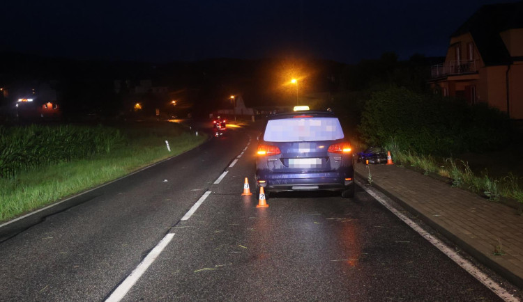 Opilý cyklista usnul na silnici, řidič ho v zatáčce přejel
