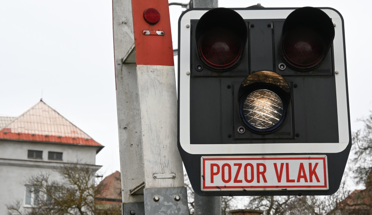 Starší muž nepřežil střet s vlakem, kolejiště přecházel v zakázaném místě