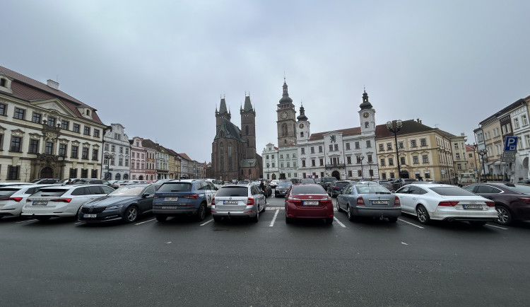 POLITICKÁ KORIDA: Co s parkováním na Velkém náměstí?