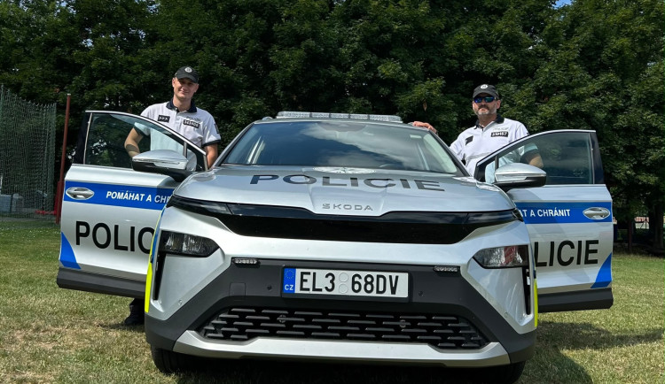 Až 580 kilometrů na jedno nabití. Jihočeští policisté testují elektrickou Škodu Elroq