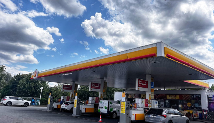 Strop padl, ceny letí nahoru. Hradecké pumpy zdražují benzín i naftu