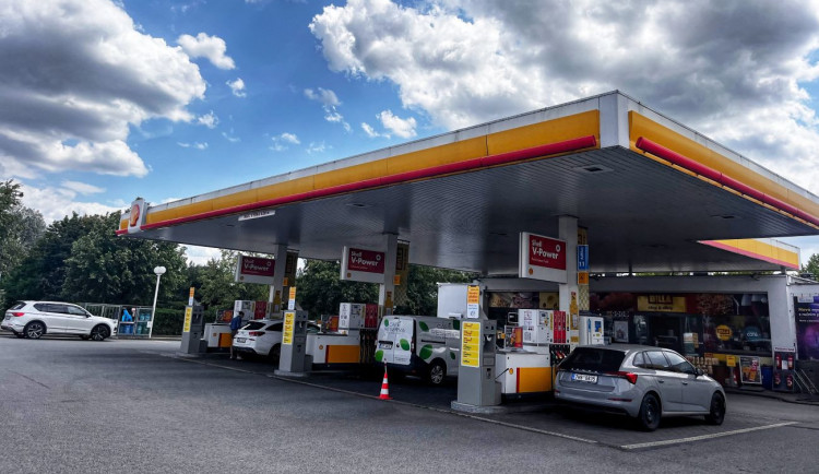 Strop padl, ceny letí nahoru. Hradecké pumpy zdražují benzín i naftu