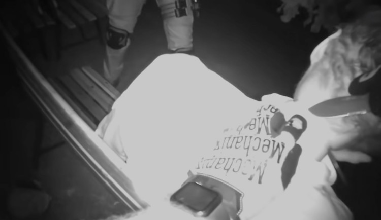 Dramatický zásah policistů. Muž si kolem krku utáhl stahovací pásku, chtěl zemřít