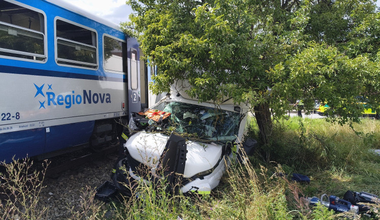 U Chýnova se střetl vlak s náklaďákem, na místě jsou zranění. K nehodě letí vrtulník záchranářů