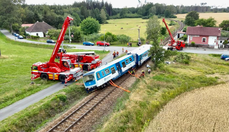 Po střetu vlaku s náklaďákem je na soupravě škoda pět milionů. Poškozená je i trať