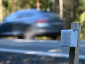 Takto vypadá nainstalovaný pachový ohradník. Nosič s pachem je otočený směrem k lesu, odkud zvěř k silnici přichází.