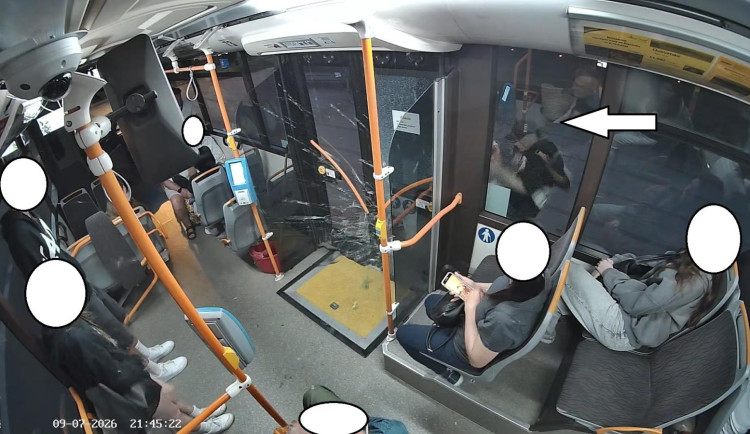 Nestihl autobus, vztek si vybil na dveřích. Poznáte muže ze zastávky v Sezimově Ústí?