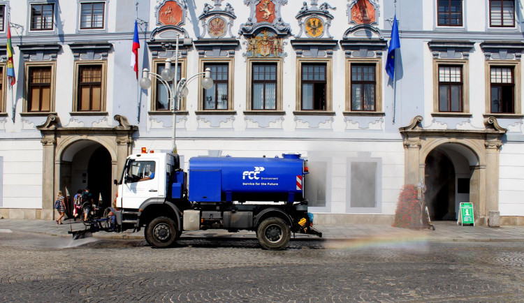 Řidiči, přeparkujte včas. V Budějovicích začne blokové čištění ulic
