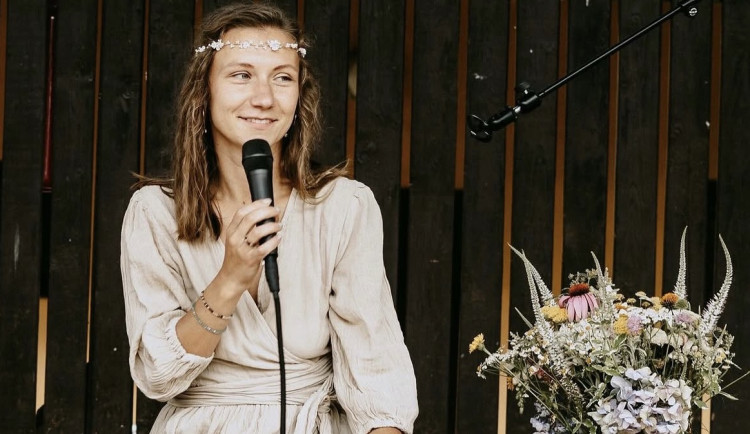 influencerka Karolína Kostroňová vystupující pod jménem Kerolajnaa