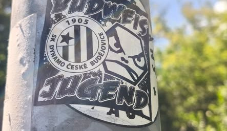 Od názvu Jugend po kolovrat. Symboly fanoušků fotbalu vyvolaly debatu o extremismu