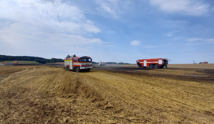 Hasiči bojují s požáry polí i lesů. V kraji platí zvýšené riziko vzniku požárů