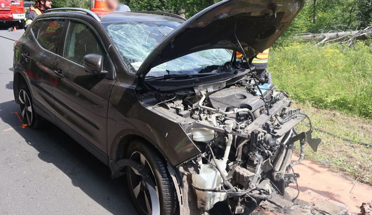 Postarší řidič dostal mikrospánek. Při čelním střetu se na Jesenicku zranilo pět lidí
