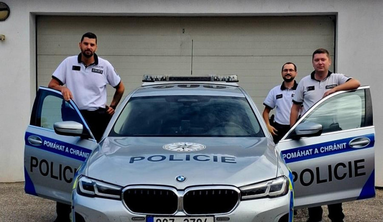 Mladík visel nad dálnicí, chtěl se zabít. Život mu zachránila bývalá přítelkyně