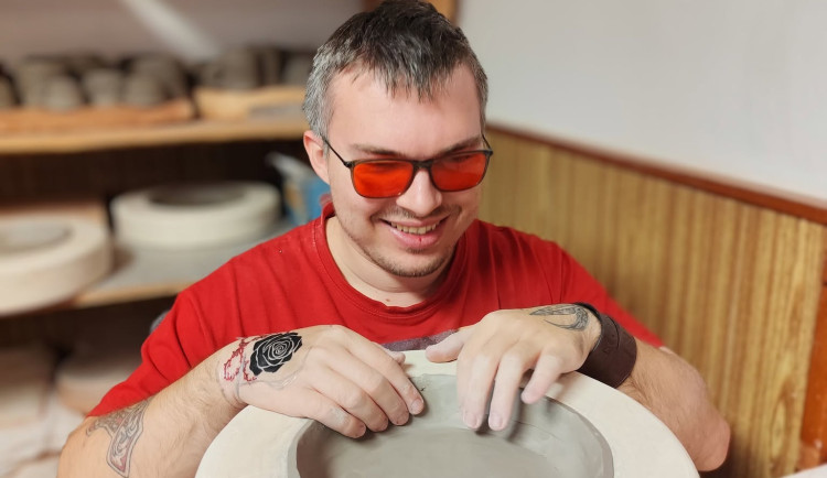 První výplata jako velký krok. Chráněná pracovní místa pomáhají lidem s hendikepem
