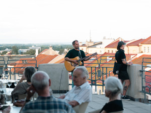 Na terasu galerie se běžně nedostanete. Teď nabídne unikátní výhled i bar