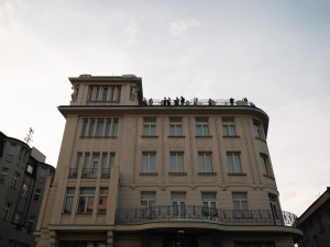 Na terasu galerie se běžně nedostanete. Teď nabídne unikátní výhled i bar