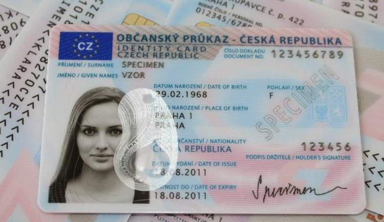 Staré občanky dnes končí, nesplňují bezpečnostní požadavky