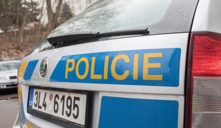Dvě napadení žen v Jablonci. Policie pátrá po mladém muži v tmavém oblečení