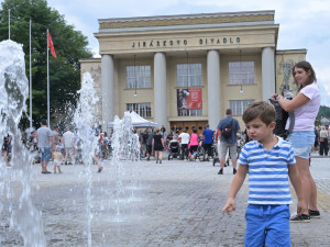 Do Hronova míří tisíce lidí. Festival nabídne téměř 150 představení i koncerty zdarma