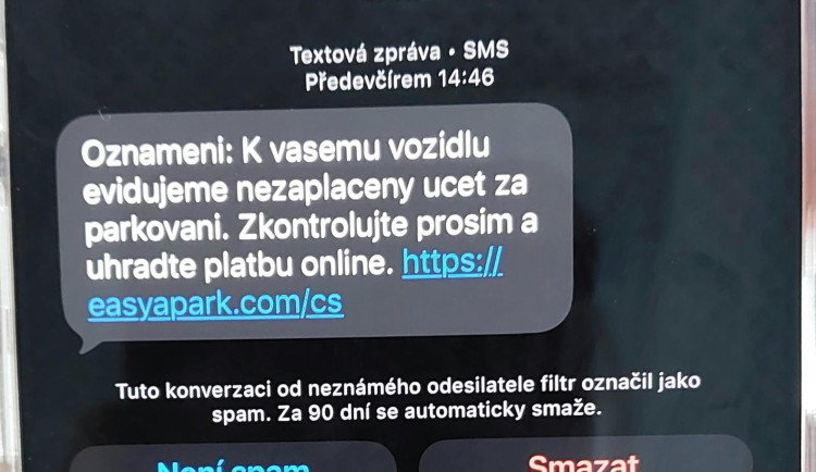 Pozor na falešné zprávy o parkování. Podvodníci straší řidiče neexistujícími nedoplatky