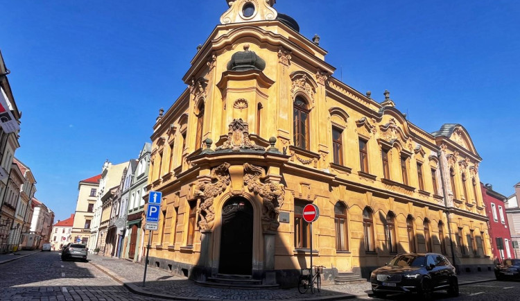 Historické domy v srdci Hradce Králové hledají nové majitele