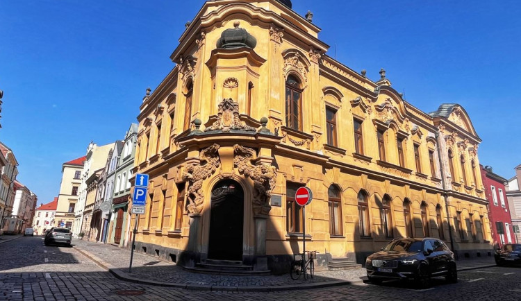 Historické domy v srdci Hradce Králové hledají nové majitele