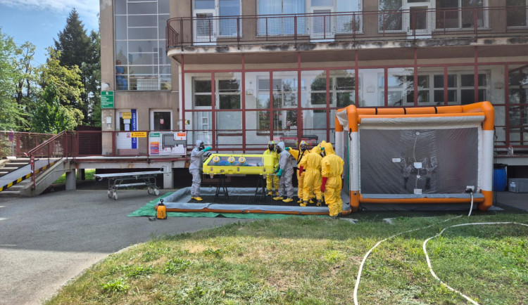 Ženu s podezřením na nebezpečnou nákazu převezli z Hradce na Bulovku