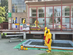 Ženu s podezřením na nebezpečnou nákazu převezli z Hradce na Bulovku
