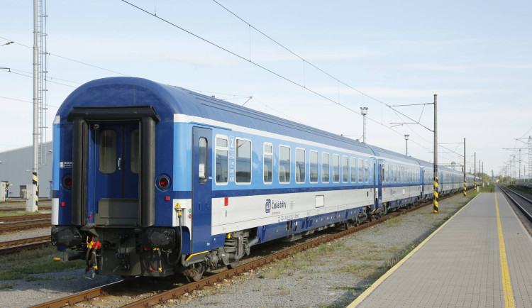 Blesk krátce přerušil provoz vlaků v Hradci Králové