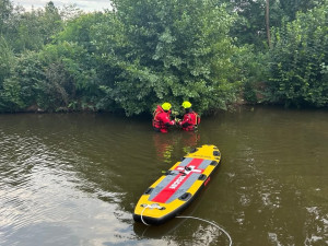 FOTO: Kačer uvízl na rybářském vlasci. Bez hasičů by nepřežil