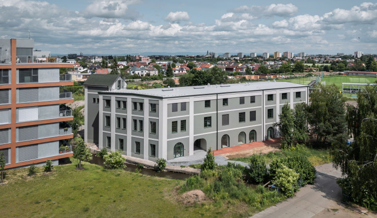 FOTO: Měla jít k zemi, dnes jsou v ní byty. Nahlédněte do zelené v Kuklenách