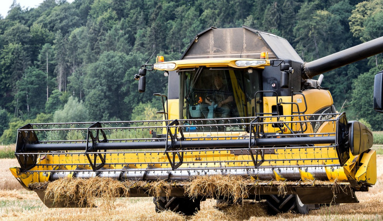 Žně v hradeckém kraji pokračují, farmáři mají skoro sklizený ozimý ječmen
