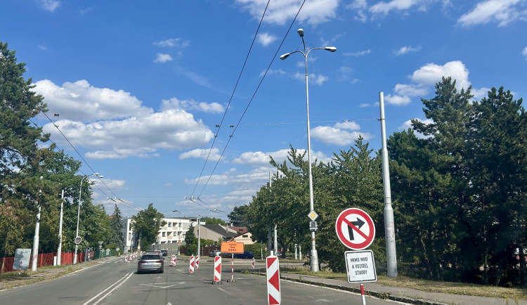 Řidiče trápí rozkopaný Hradec. Kdy bude hotovo?
